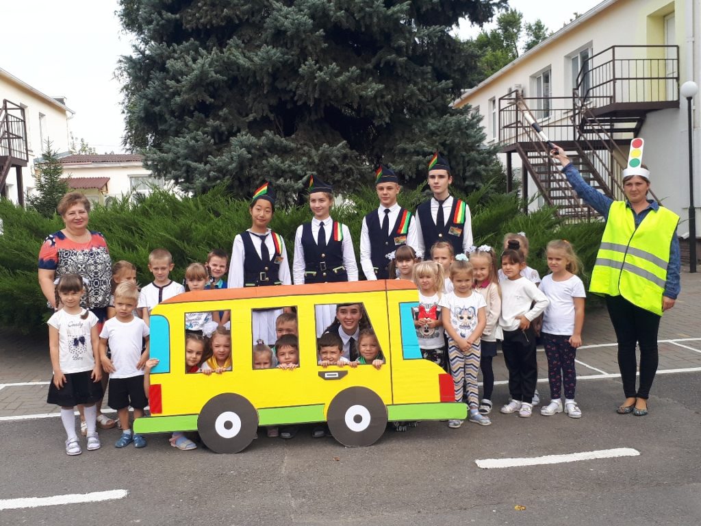 Акция шагающий автобус в детском саду. Шагающий автобус акция ГИБДД. ПМ шагающий автобус.